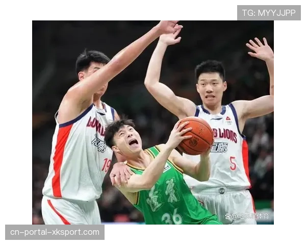 终场哨响，山东男篮众将相拥庆祝，客场掀翻卫冕冠军辽宁本钢